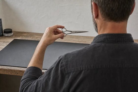 Un coiffeur gaucher vérifie la prise en main de ses ciseaux.
