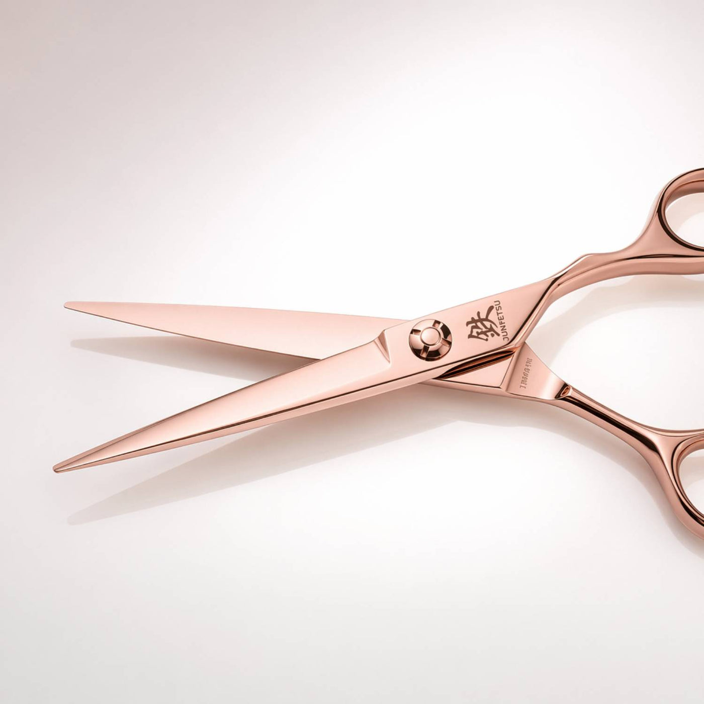 Ciseaux de Coupe Or Rose Juntetsu VG10 Pro - gros plan sur les lames ouvertes