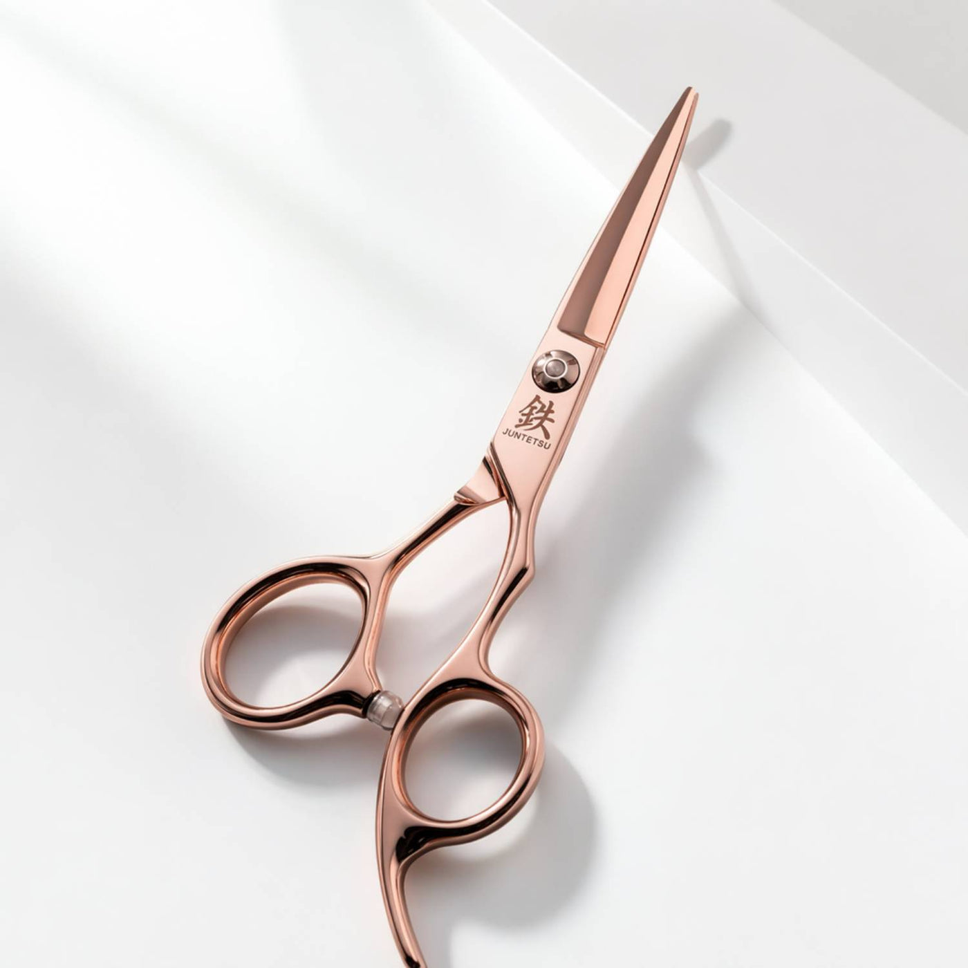 Ensemble de Ciseaux Or Rose Juntetsu VG10 Pro — Coupe & Effilage - ciseaux de coupe, gros plan sur la lame