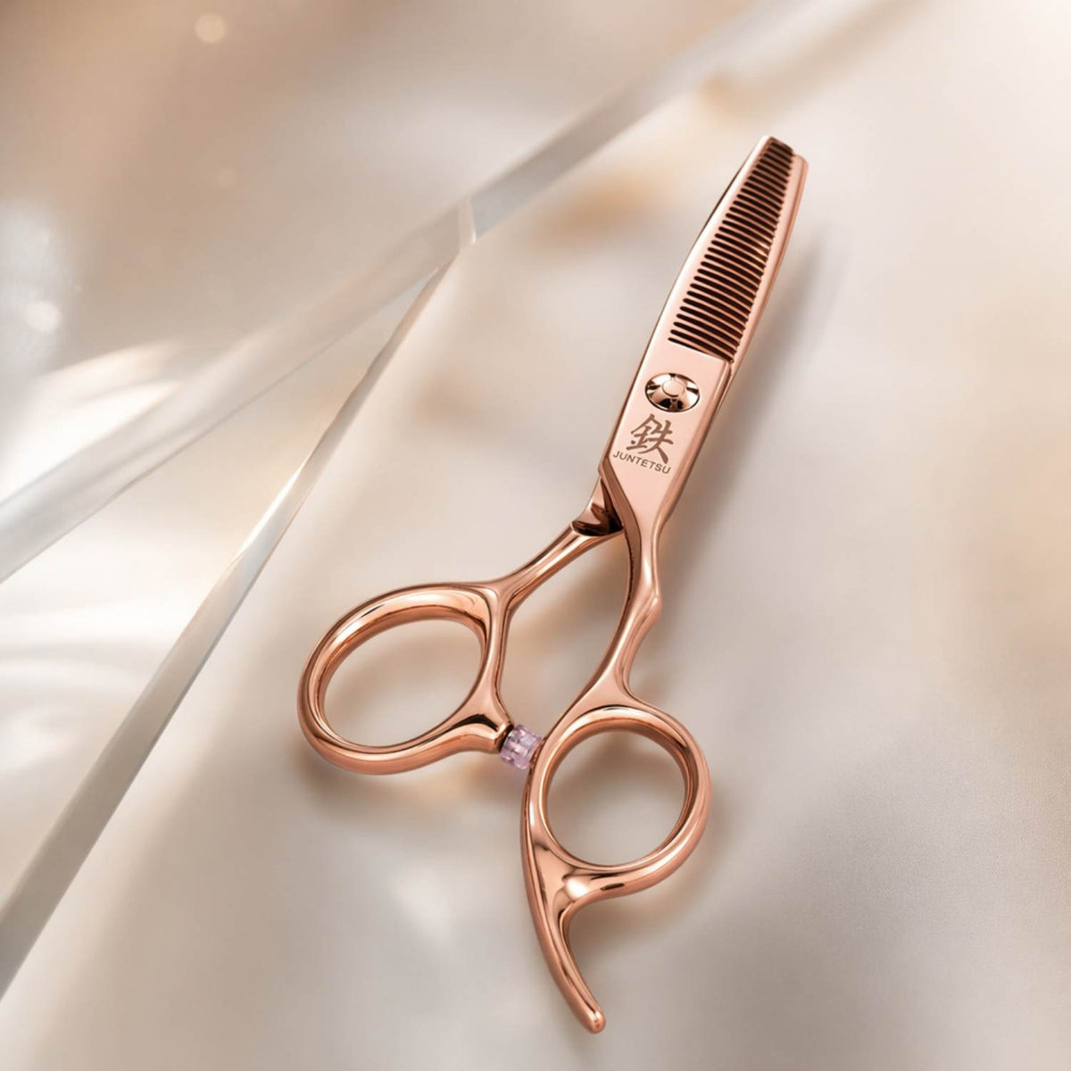 Ensemble de Ciseaux Or Rose Juntetsu VG10 Pro — Coupe & Effilage - ciseaux à effiler, vue d'ambiance