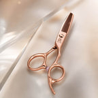 Ensemble de Ciseaux Or Rose Juntetsu VG10 Pro — Coupe & Effilage - ciseaux à effiler, vue d'ambiance