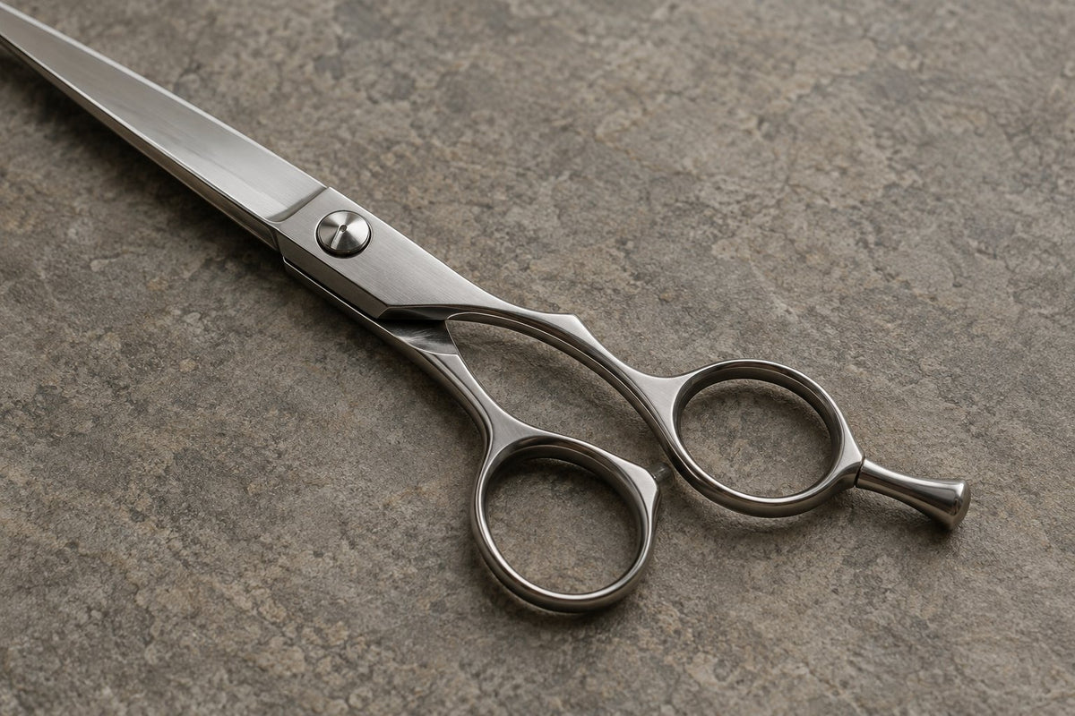 Détail de l’axe, des anneaux et du repose-doigt d’une paire de ciseaux de coiffure